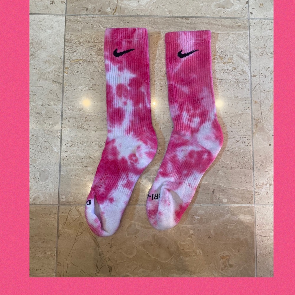 TIE DYE NIKE CREW SOCKS!